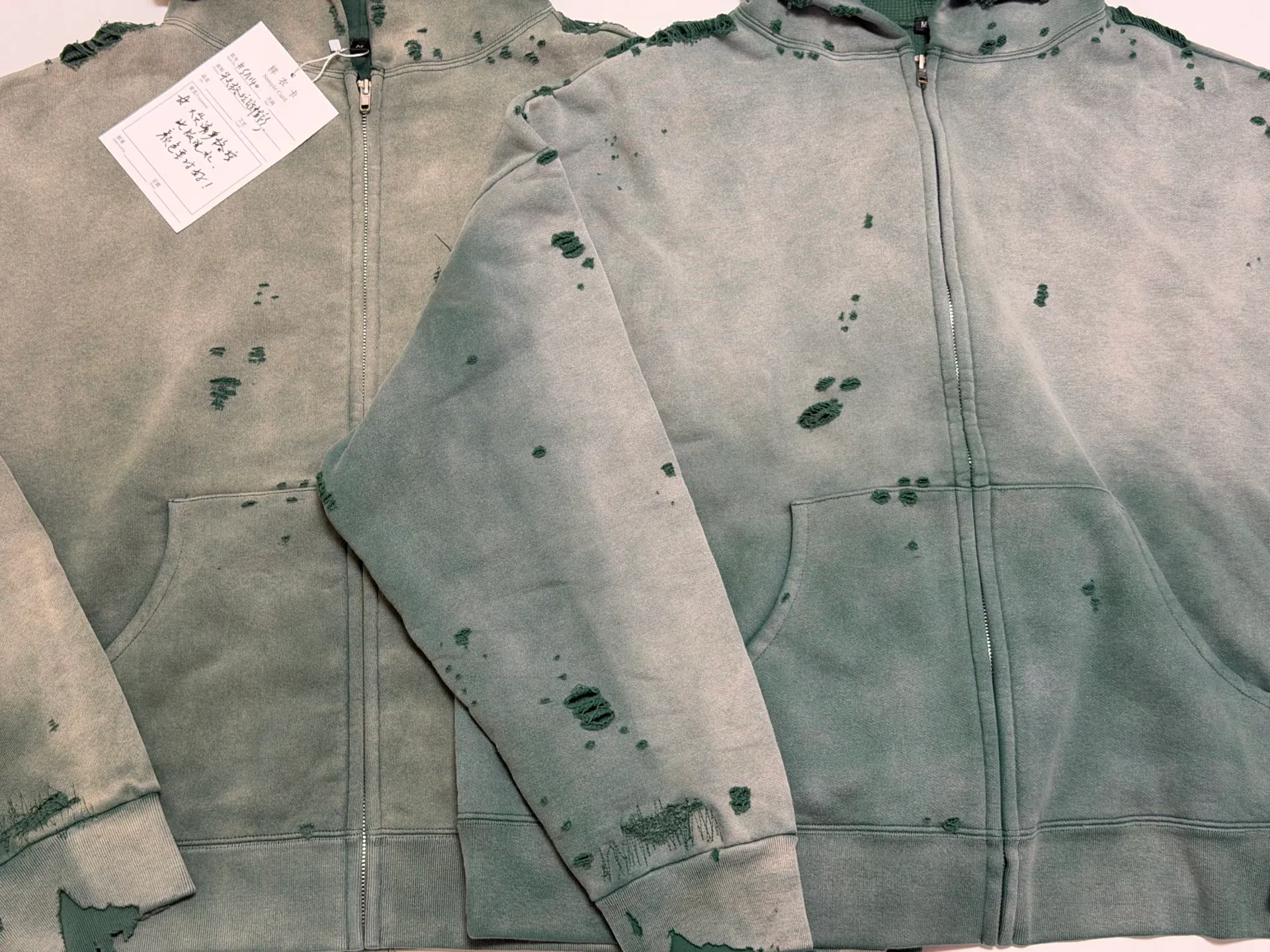 Preliminary prototype (the color will be adjusted for large quantities) SAINT Mxxxxxx DBL FACE ZIP UP HOODIE/GREEN Double-layer destroyed waffle zipper jacket, washed green S-XL, a style that has been used in the summer. After constant and detailed polishing, it is finally shipped. The finished product is simply a work of art. Super heavy washing and distressing. Multiple horse water fading. Excessive hand-made wormhole destruction processing. Deconstruction and reconstruction embroidery technology. Customized zipper with LOGO. The color details of the zipper webbing are also correct. The original grade fruit main label and the washing water label are top purchasing grade. The lining is covered with a layer of waffle fabric, which makes the overall texture stronger and increases the comfort and warmth of wearing.